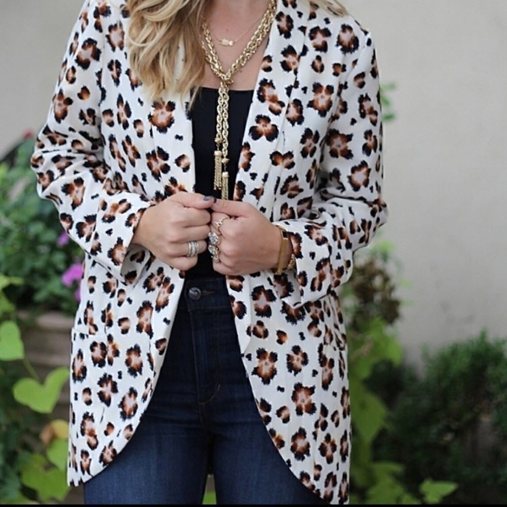 🎉H.P.!🎉LUSH LEOPARD PRINT BLAZER WITH POCKETS